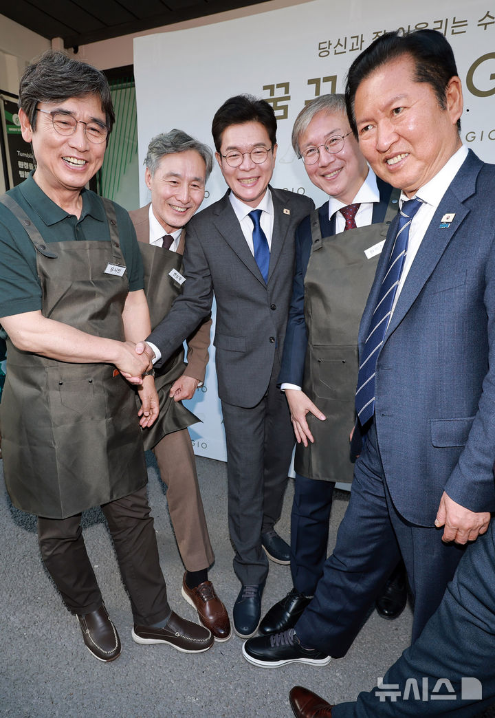 [서울=뉴시스] 김혜진 기자 = 정청래 더불어민주당 대표가 24일 서울 성동구 사회적 협동조합 '아지오' 오픈 행사에 참석해 아지오 구두를 신고 기념 촬영하고 있다. 왼쪽부터 유시민 작가, 변상욱 전 CBS 기자, 정원오 민주당 서울시장 후보, 한동수 민주당 윤리심판원장, 정 대표. (공동취재) 2026.04.24. photo@newsis.com