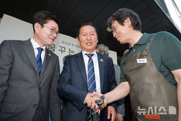 [서울=뉴시스] 김혜진 기자 = 정청래 더불어민주당 대표가 24일 서울 성동구 사회적 협동조합 '아지오' 오픈 행사에 참석해 정원오 민주당 서울시장 후보, 유시민 작가와 대화하고 있다. (공동취재) 2026.04.24. photo@newsis.com