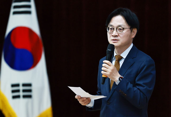 [서울=뉴시스] 조성우 기자 = 김정관 산업통상부 장관이 24일 세종시 정부세종청사 대강당에서 열린 산업통상부 제2차 전직원 타운홀미팅에서 발언하고 있다. (사진=산업통상부 제공) 2026.04.24. photo@newsis.com *재판매 및 DB 금지