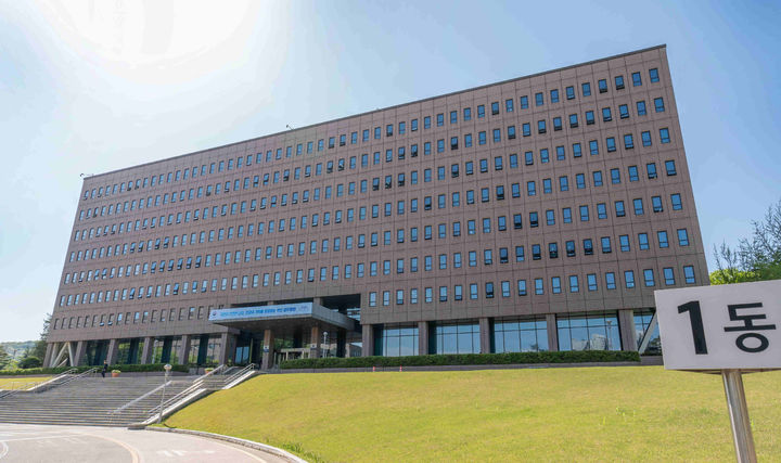 [서울=뉴시스] 조성우 기자 = 인천의 한 섬유공장에서 외국인 근로자가 직원에게 폭행당한 사건을 두고 법무부가 신속한 구제에 나섰다. 사진은 법무부 청사. (사진=법무부 제공) 2026.04.26. photo@newsis.com *재판매 및 DB 금지