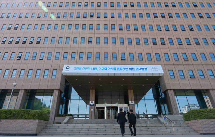 [서울=뉴시스] 조성우 기자 = 인구감소지역에서 유독 사람을 뽑기 힘든 소상공인과 농업 분야에 한해 '지역특화형 우수인재' 비자를 가진 외국인을 즉시 채용할 수 있도록 하는 특례 제도가 18일 시행된다.경기 과천시 정부과천청사 법무부 청사에 디자인이 변경된 법무행정비전과 법무부 현판이 걸려 있다. (사진=법무부 제공) 2026.04.24. photo@newsis.com *재판매 및 DB 금지