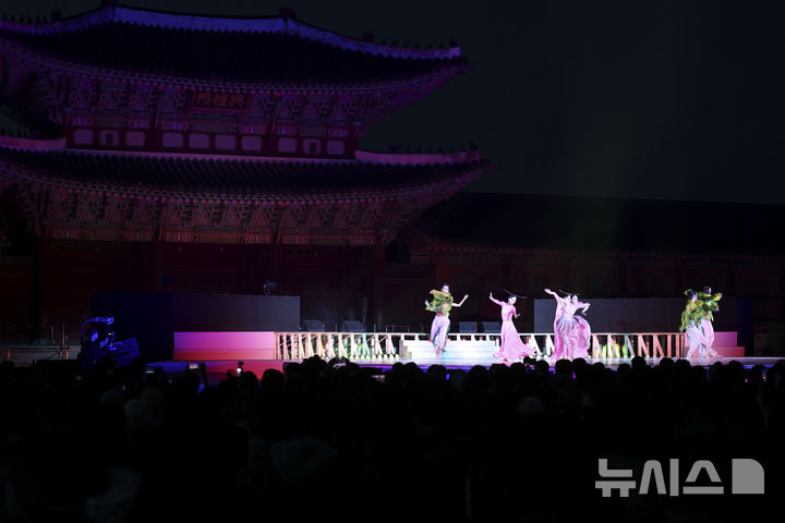 [서울=뉴시스] 김근수 기자 = 국립무용단이 24일 오후 서울 종로구 경복궁에서 열린 2026 제12회 궁중문화축전 개막제에서 제1막 ‘꿈 속의 궁’ 몽유도원무를 펼치고 있다. 2026.04.24. ks@newsis.com