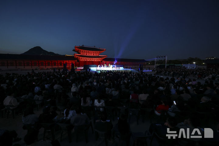 [서울=뉴시스] 김근수 기자 = 국립무용단이 24일 오후 서울 종로구 경복궁에서 열린 2026 제12회 궁중문화축전 개막제에서 제1막 ‘꿈 속의 궁’ 몽유도원무를 펼치고 있다. 2026.04.24. ks@newsis.com