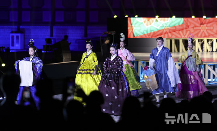 [서울=뉴시스] 김근수 기자 = 24일 오후 서울 종로구 경복궁에서 열린 2026 제12회 궁중문화축전 개막제에서 제2막 ‘시간을 펼치다’ 한복 패션쇼가 펼쳐지고 있다. 2026.04.24. ks@newsis.com