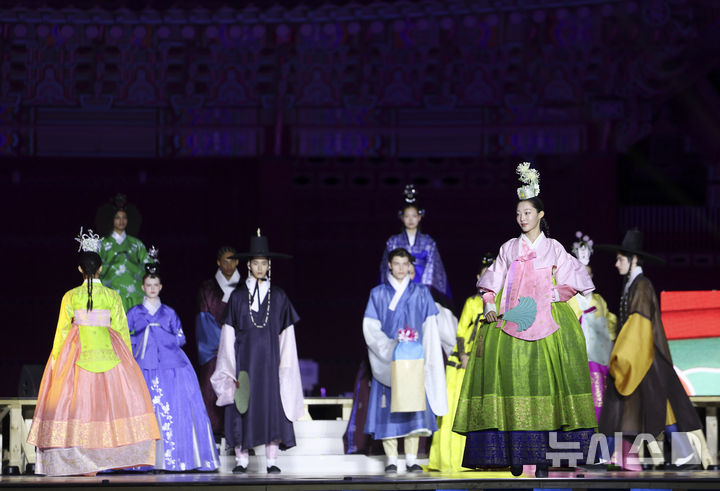 [서울=뉴시스] 김근수 기자 = 24일 오후 서울 종로구 경복궁에서 열린 2026 제12회 궁중문화축전 개막제에서 제2막 ‘시간을 펼치다’ 한복 패션쇼가 펼쳐지고 있다. 2026.04.24. ks@newsis.com
