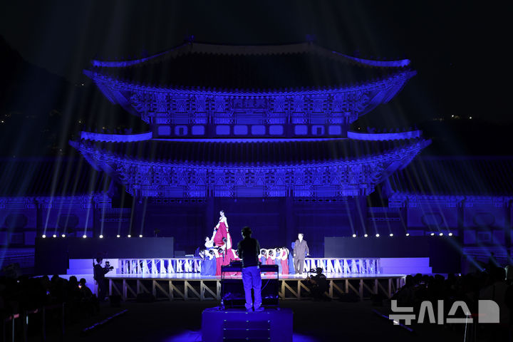 [서울=뉴시스] 김근수 기자 = 국가유산진흥원 무용단이 24일 오후 서울 종로구 경복궁에서 열린 2026 제12회 궁중문화축전 개막제에서 제1막 ‘꿈 속의 궁’ 강강술래 주제공연을 펼치고 있다. 2026.04.24. ks@newsis.com