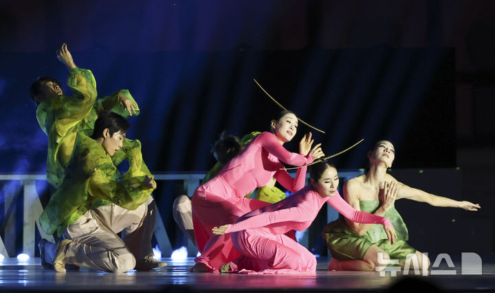 [서울=뉴시스] 김근수 기자 = 국립무용단이 24일 오후 서울 종로구 경복궁에서 열린 2026 제12회 궁중문화축전 개막제에서 제1막 ‘꿈 속의 궁’ 몽유도원무를 펼치고 있다. 2026.04.24. ks@newsis.com