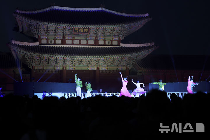 [서울=뉴시스] 김근수 기자 = 국립무용단이 24일 오후 서울 종로구 경복궁에서 열린 2026 제12회 궁중문화축전 개막제에서 제1막 ‘꿈 속의 궁’ 몽유도원무를 펼치고 있다. 2026.04.24. ks@newsis.com