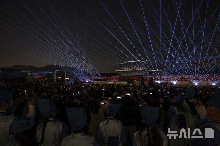 [서울=뉴시스] 김근수 기자 = 24일 오후 서울 종로구 경복궁에서 열린 2026 제12회 궁중문화축전 개막제에서 제2막 ‘시간을 펼치다’ 레이저아트 공연이 펼쳐지고 있다. 2026.04.24. ks@newsis.com
