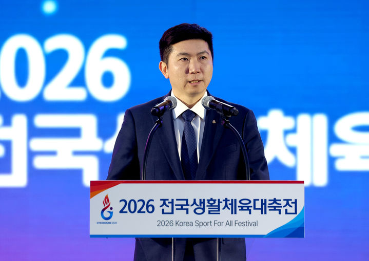 [서울=뉴시스] 조성우 기자 = 유승민 대한체육회장이 24일 경남 김해종합운동장에서 열린 2026 전국생활체육대축전 개막식에서 개회사를 하고 있다. (사진=대한체육회 제공) 2026.04.24. photo@newsis.com *재판매 및 DB 금지