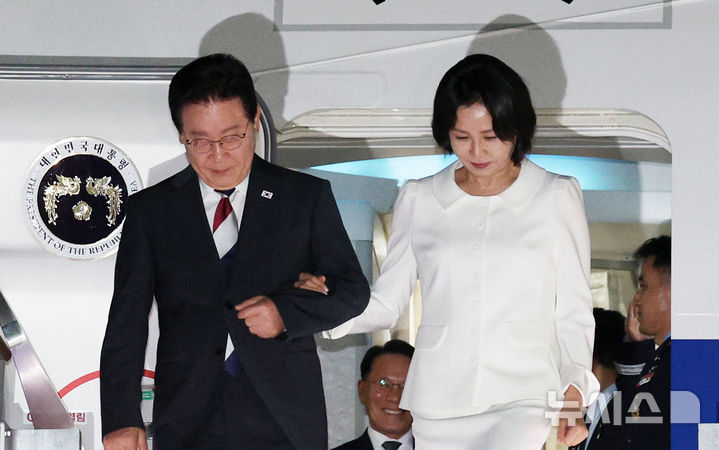 [성남=뉴시스] 고범준 기자 = 인도-베트남 국빈 방문일정을 마친 이재명 대통령과 김혜경 여사가 24일 경기 성남 서울공항에 도착해 공군1호기에서 내리고 있다. 2026.04.24. bjko@newsis.com