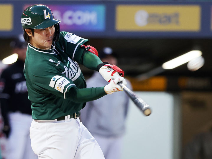 [서울=뉴시스] 조성우 기자 = 24일 인천 미추홀구 SSG랜더스필드에서 열린 2026 KBO리그 KT 위즈와 SSG 랜더스의 경기, 최정이 3회말 솔로 홈런을 때리고 있다. 최정은 이 홈런으로 KBO리그 역대 최연소 통산 4400루타를 달성했다. (사진=SSG 랜더스 제공) 2026.04.24. photo@newsis.com *재판매 및 DB 금지