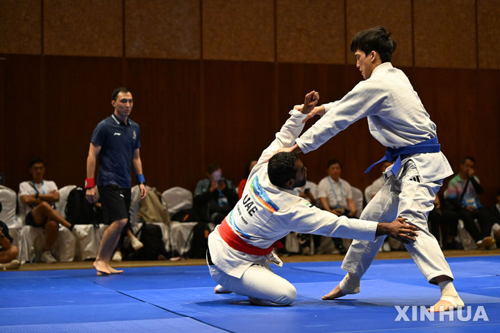 [산야=신화/뉴시스] 박재운(오른쪽)이 24일(현지 시간) 중국 하이난성 산야에서 열린 제6회 아시안 비치 게임(ABG) 주짓수 남자 77kg급 결승에서 마흐디 알라울라키(UAE)와 경기하고 있다. 박재운은 알라울라키와 2-2로 비겼으나 어드밴티지(8-2)로 우세승을 거두며 금메달을 목에 걸었다. 2026.04.25.