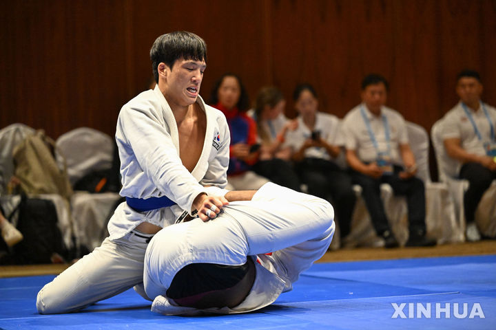 [산야=신화/뉴시스] 박재운(왼쪽)이 24일(현지 시간) 중국 하이난성 산야에서 열린 제6회 아시안 비치 게임(ABG) 주짓수 남자 77kg급 결승에서 마흐디 알라울라키(UAE)와 경기하고 있다. 박재운은 알라울라키와 2-2로 비겼으나 어드밴티지(8-2)로 우세승을 거두며 금메달을 목에 걸었다. 2026.04.25.