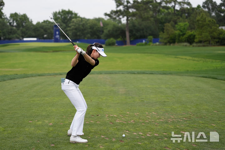 [휴스턴=AP/뉴시스] 양윤서가 24일(현지 시간) 미 텍사스주 휴스턴의 메모리얼 파크 골프코스에서 열린 미국여자프로골프(LPGA) 셰브론 챔피언십 2라운드 9번 홀에서 티샷하고 있다. 첫날 공동 8위였던 고교생 양윤서는 중간 합계 4언더파 140타 공동 11위를 기록했다. 2026.04.25.