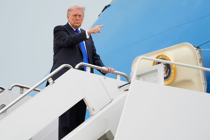 [앤드루스합동기지=AP/뉴시스]도널드 트럼프 미국 대통령이 24일(현지 시간) 메릴랜드주 앤드루스합동기지에서 대통령전용기 에어포스원에 탑승하며 손짓을 하고 있다. 2026.04.25.