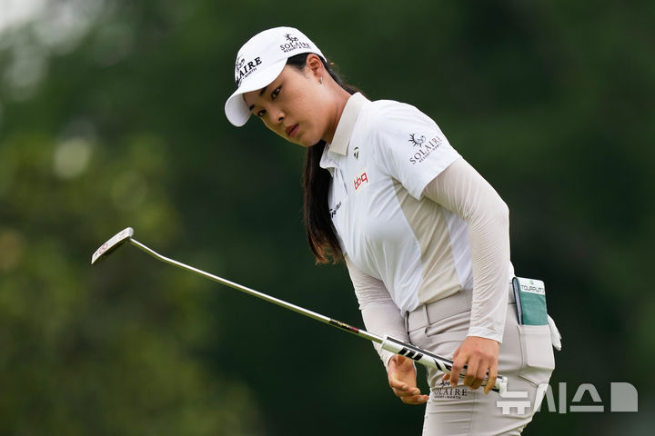 [휴스턴=AP/뉴시스] 윤이나가 24일(현지 시간) 미 텍사스주 휴스턴의 메모리얼 파크 골프코스에서 열린 미국여자프로골프(LPGA) 셰브론 챔피언십 2라운드 9번 홀에서 보기를 기록하는 퍼트 실수를 하며 아쉬워하고 있다. 첫날 공동 8위였던 윤이나는 중간 합계 7언더파 137타 공동 3위에 올랐다. 2026.04.25.