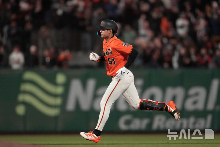 [샌프란시스코=AP/뉴시스] 이정후(샌프란시스코 자이언츠)가 25일(한국 시간) 미국 캘리포니아주 샌프란시스코의 오라클파크에서 열린 2026 메이저리그(MLB) 마이애미 말린스와의 경기 8회 솔로홈런을 친 뒤 베이스를 돌고 있다. 2026.04.25.