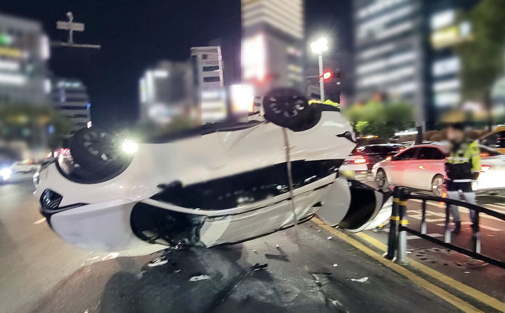 [부산=뉴시스] 24일 오후 부산 연제구 연산교차로에서 충돌사고로 전복된 SUV차량. (사진=부산경찰청 제공) 2026.04.25. photo@newsis.com&nbsp; *재판매 및 DB 금지