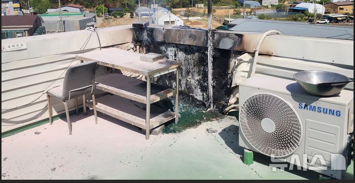 [시흥=뉴시스] 건물 옥상 화재 현장. (사진=화면 캡처). 2026.04.25.photo@newsis.com 