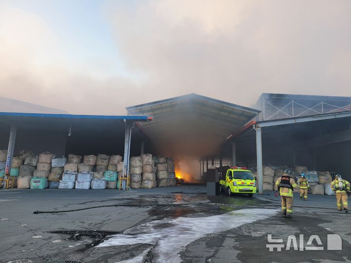 [영천=뉴시스] 안병철 기자 = 25일 오전 5시3분께 경북 영천시 고경면 대의리 한 폐업된 공장 내 야적장에서 불이 나 소방당국이 진압하고 있다.(사진=경북소방본부 제공) 2026.04.25. photo@newsis.com