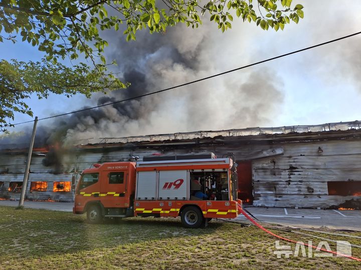 [영덕=뉴시스] 안병철 기자 = 25일 오전 7시23분께 경북 영천시 북안면 신리리 한 축산용품 생산 공장에서 화재가 발생했다.(사진=경북소방본부 제공) 2026.04.25. photo@newsis.com