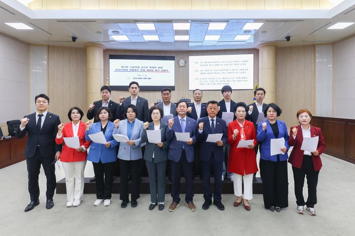 [안산=뉴시스] 경기 안산시의회 의원들이 24일 본회의장에서 경기도 시군의원 선거구 획정안 재검토를 촉구하는 성명서를 발표하고 있다. (사진=안산시의회 제공) 2026.04.25. photo@newsis.com *재판매 및 DB 금지