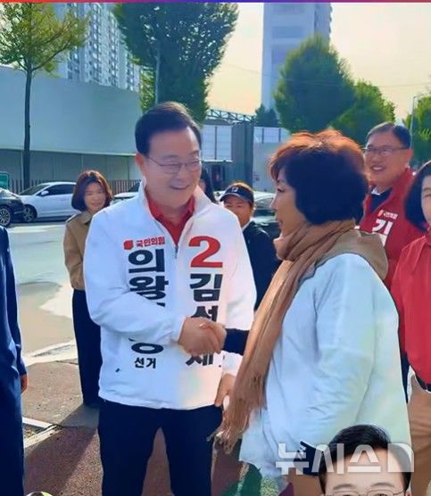 [의왕=뉴시스] 김성제 후보가 시민들을 만나, 인사하고 있다. (사진=선거 사무소 제공). 2026.04.25.photo@newsis.com