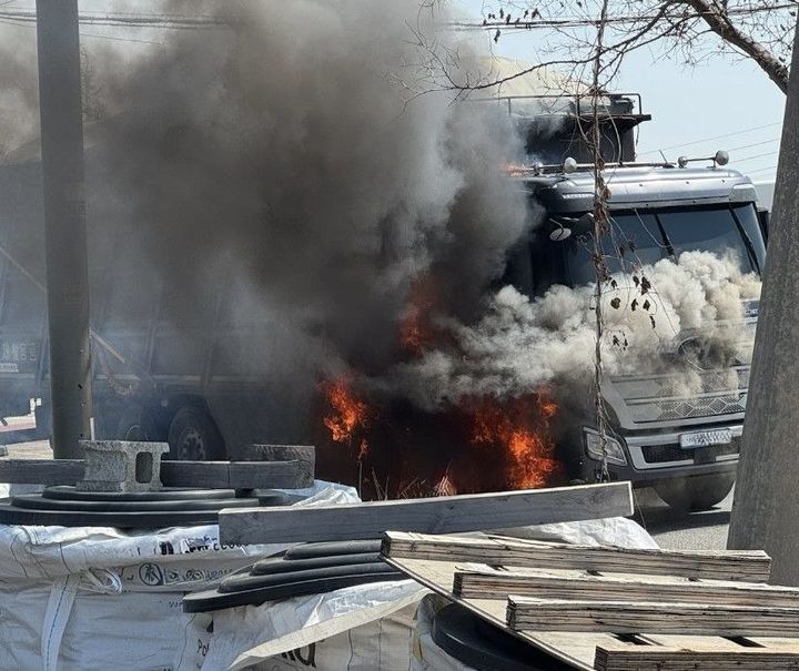 [평택=뉴시스] 불이 난 차량 모습. (사진=경기도소방재난본부 제공) 2026.04.25. photo@newsis.com *재판매 및 DB 금지