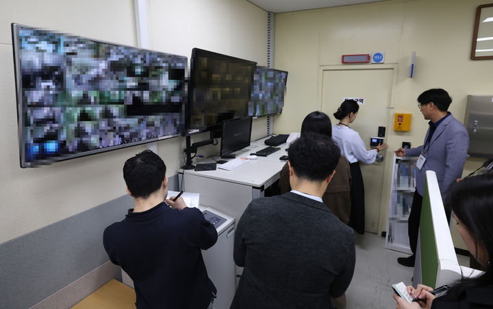 휴대폰 없이 2주 합숙…공무원시험 출제현장 가보니