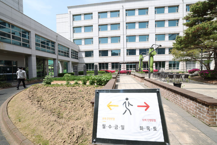 휴대폰 없이 2주 합숙…공무원시험 출제현장 가보니