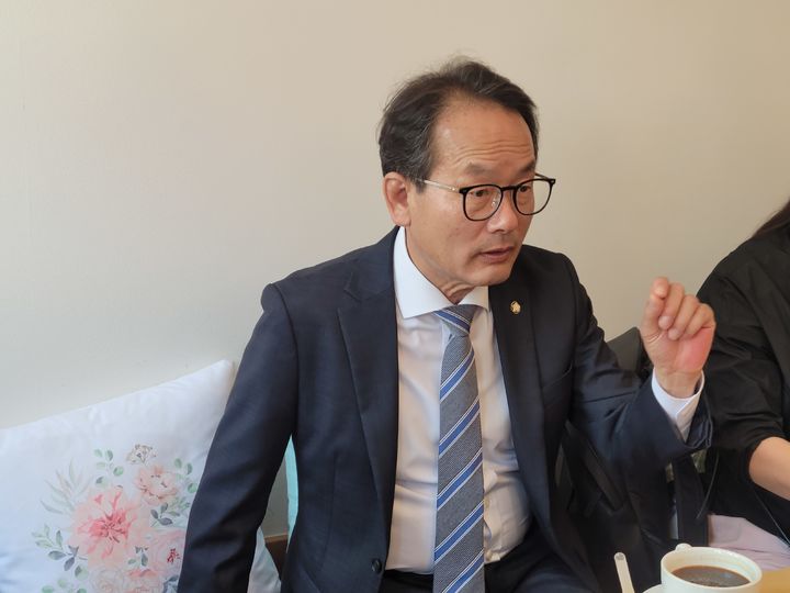 [세종=뉴시스] 25일 세종전통시장 인근에서 질문에 답변하는 강준현 더불어민당 국회의원(사진=세종시출입기자단). 2026.04.25. photo@newsis.com. *재판매 및 DB 금지