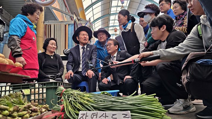 [세종=뉴시스] 송승화 기자 = 25일 조치원읍, 세종전통시장에서 상인들과 이야기하는 정청래 더불어민주당 대표. 2026.04.25. ssong1007@newsis.com *재판매 및 DB 금지