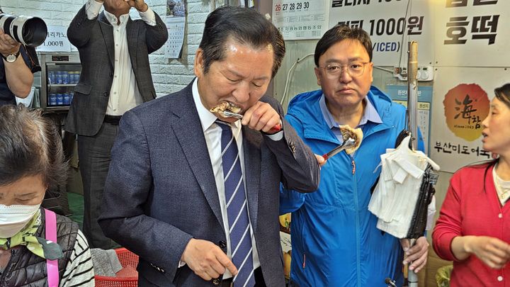 [세종=뉴시스] 송승화 기자 = 25일 조치원읍, 세종전통시장에서 호떡 먹는 (왼쪽)정청래 더불어민주당 대표와 조상호 세종시장 예비후보. 2026.04.25. ssong1007@newsis.com *재판매 및 DB 금지