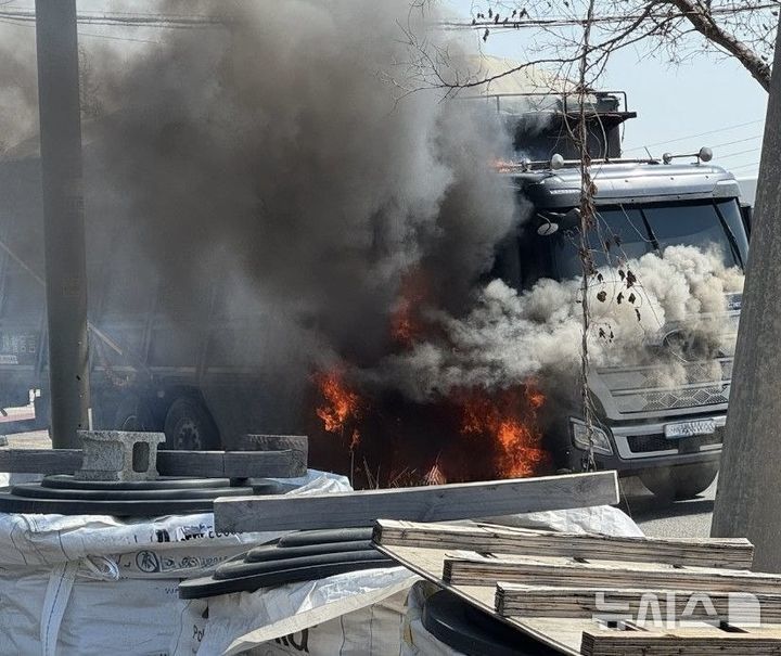 [평택=뉴시스] 불이 난 차량 모습. (사진=경기도소방재난본부 제공) 2026.04.25. photo@newsis.com 