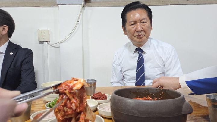 [세종=뉴시스] 송승화 기자 = 25일 조치원읍, 세종전통시장 안에 있는 순대국밥 식당에서 음식 기다리는 정청래 더불어민주당 대표. 2026.04.25. ssong1007@newsis.com *재판매 및 DB 금지