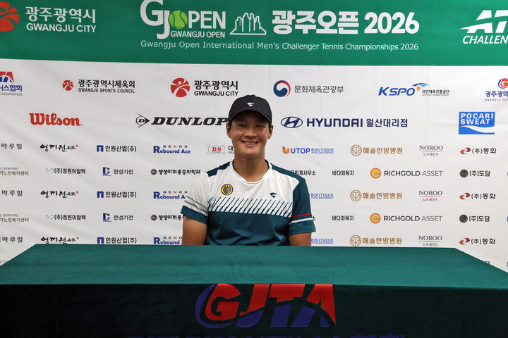 [서울=뉴시스] 권순우가 25일 광주 남구 진월국제테니스장에서 열린 남자프로테니스(ATP) 광주오픈 챌린저 준결승에서 슈위슈오(대만·218위)를 꺾은 뒤 인터뷰를 하고 있다. (사진 = 대한테니스협회 제공) 2026.04.25. *재판매 및 DB 금지