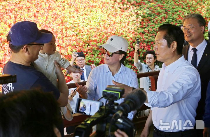 [진천=뉴시스] 서주영 기자 = 정청래 더불어민주당 대표가 25일 오후 충북 진천군 농다리 축제장을 찾아 시민들과 인사를 나누고 있다. 2026.04.25. juyeong@newsis.com 