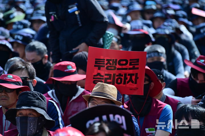 [진주=뉴시스] 차용현 기자 = 25일 오후 민주노총 공공운수노조 화물연대본부 주최 '열사정신 계승! CU 투쟁승리! 화물연대 총력투쟁 결의대회'가 경남 진주시 정촌면 예하리 BGF로지스 CU진주물류센터 앞에서 개최된 가운데 전국에서 모인 조합원 5000여명이 집회에 참석해 있다. 2026.04.25. con@newsis.com 