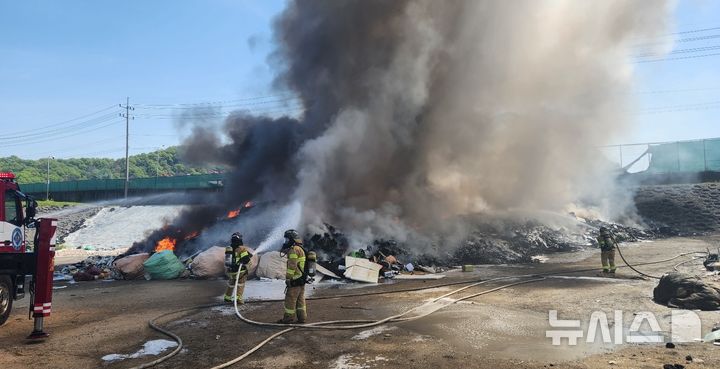 [성주=뉴시스] 안병철 기자 = 25일 오후 1시19분께 경북 성주군 성주읍 삼산리 자원순환사업소에서 화재가 발생했다.(사진=경북소방본부 제공) 2026.04.25. photo@newsis.com