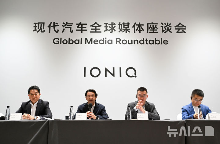 [베이징=뉴시스] 호세 무뇨스 현대차 사장(왼쪽 두번째)과 우저우타오 베이징현대 동사장(왼쪽 세번째) 등이 지난 24일 중국 베이징 국가전람중심에서 한국 언론과 간담회를 하고 있다. (사진=현대차 제공) 2026.4.25. photo@newsis.com