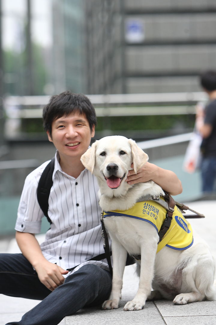 [세종=뉴시스]유석종 삼성화재 안내견학교 프로가 안내견과 함께 있는 모습. (사진=유석종씨 제공) 2026.04.26. photo@newsis.com *재판매 및 DB 금지