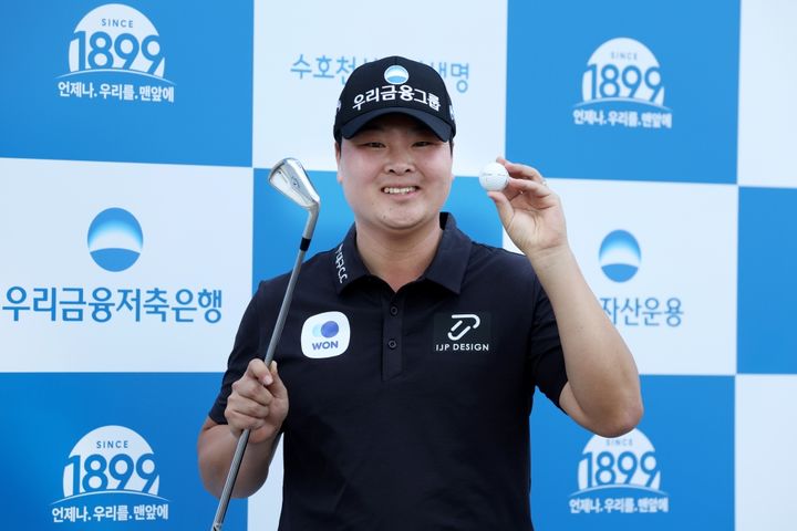 [서울=뉴시스] 황중곤, 한국프로골프(KPGA) 투어 우리금융 챔피언십 셋째 날 2번 홀서 개인 통산 첫 홀인원 기록. (사진=KPGA 제공) *재판매 및 DB 금지