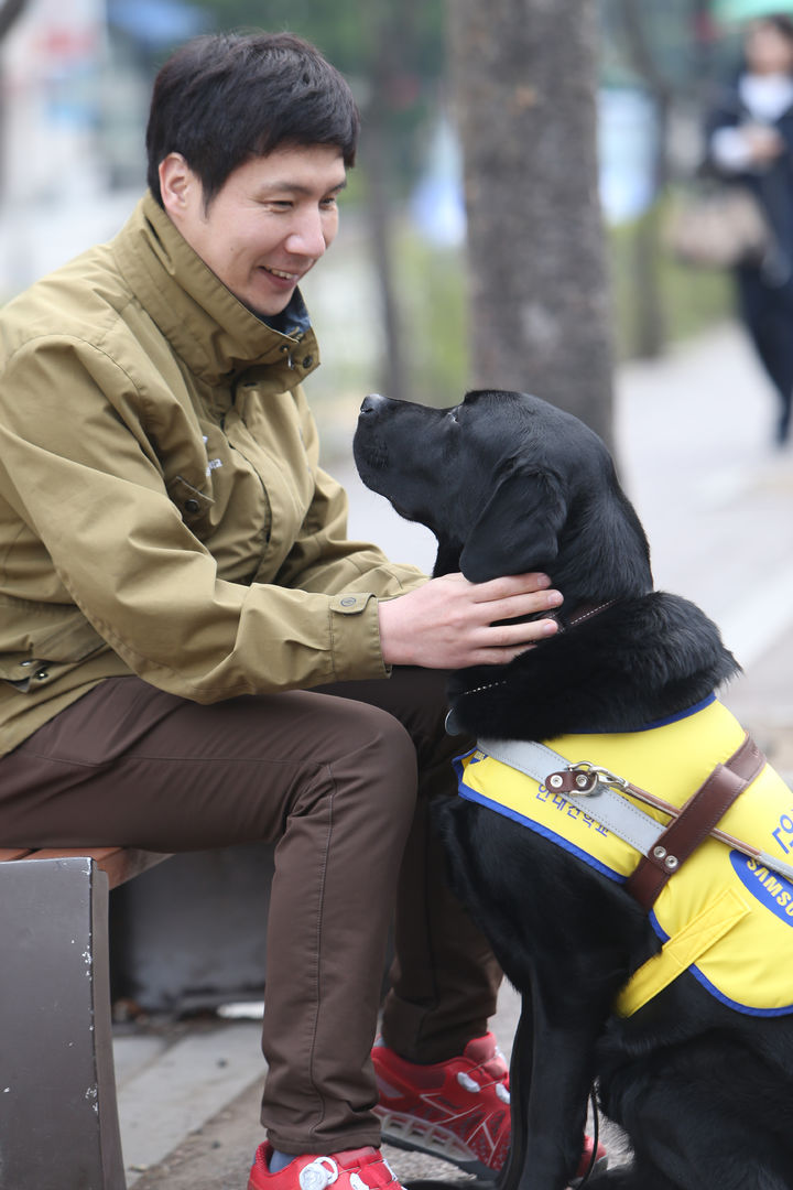 [세종=뉴시스]유석종 삼성화재 안내견학교 프로가 안내견과 함께 있는 모습. (사진=유석종씨 제공) 2026.04.26. photo@newsis.com *재판매 및 DB 금지
