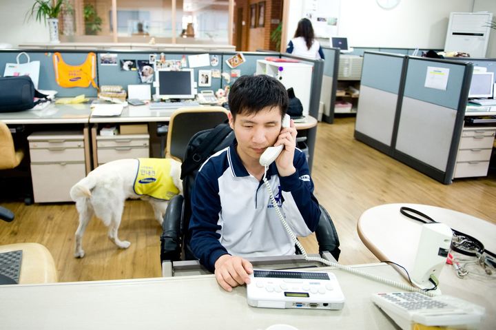 [세종=뉴시스]유석종 삼성화재 안내견학교 프로가 안내견학교에서 일하고 있는 모습. (사진=유석종씨 제공) 2026.04.26. photo@newsis.com *재판매 및 DB 금지