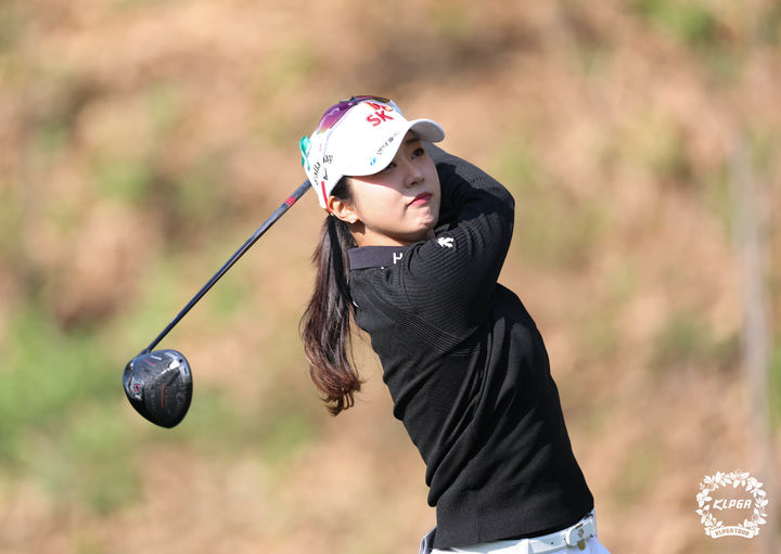 [서울=뉴시스] 김재희가 25일 충북 충주의 킹스데일 골프클럽(파72)에서 열린 한국여자프로골프(KLPGA) 투어 덕신EPC 챔피언십 2라운드 2번 홀에서 티샷을 하고 있다. (사진=KLPGA 제공) 2026.04.25.