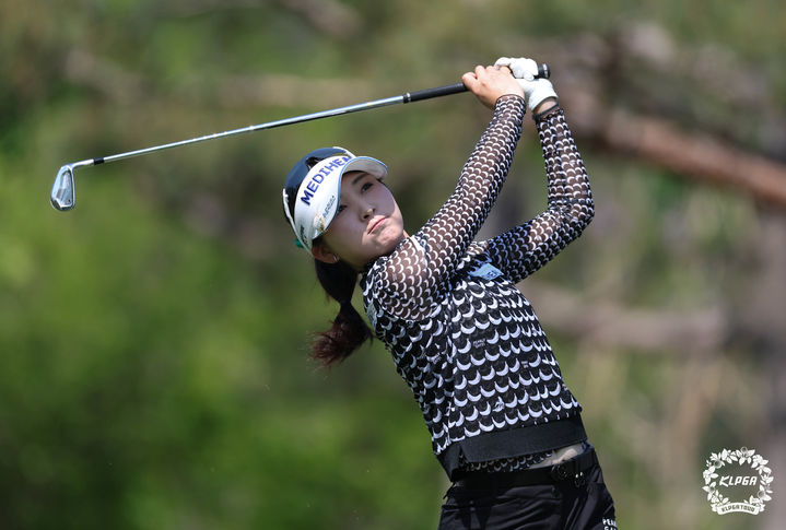 [서울=뉴시스] 이예원이 25일 충북 충주의 킹스데일 골프클럽(파72)에서 열린 한국여자프로골프(KLPGA) 투어 덕신EPC 챔피언십 2라운드 8번 홀에서 티샷을 하고 있다. (사진=KLPGA 제공) 2026.04.25.