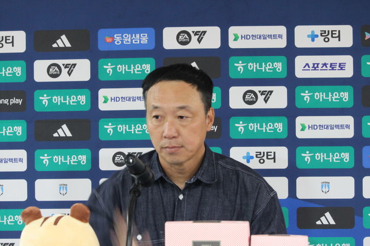 [천안=뉴시스] 최영민 기자=천안시티FC 박진섭 감독이 25일 경기 후 인터뷰를 하고 있다. 2026.04.25 ymchoi@newsis.com *재판매 및 DB 금지