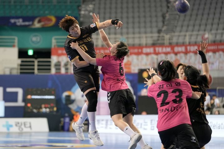 여자 핸드볼 부산시설공단, 경남개발공사 28-22 격파...2년 연속 PO행 - 뉴스 썸네일 이미지