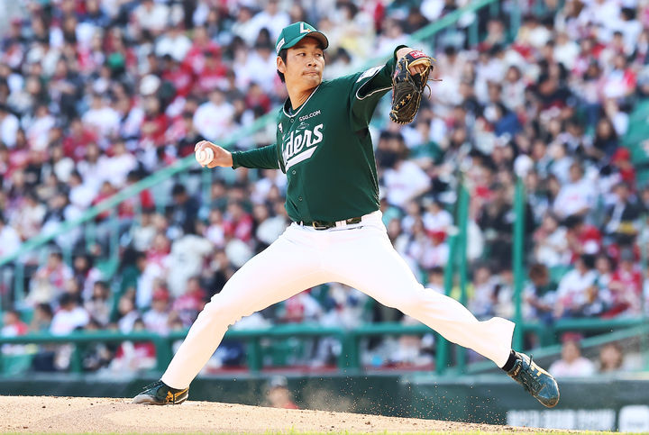 [서울=뉴시스] 프로야구 SSG 랜더스 타케다 쇼타가 25일 인천 SSG랜더스필드에서 열린 2026 신한 쏠 KBO리그 KT 위즈와의 홈 경기에 선발 등판해 공을 던지고 있다. (사진=SSG 랜더스 제공) 2026.04.25.